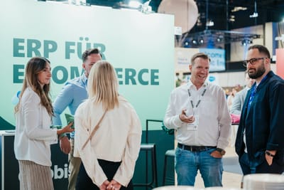 Personen im Gespräch auf dem dicobis Messestand auf der K5 Future Retail 2026